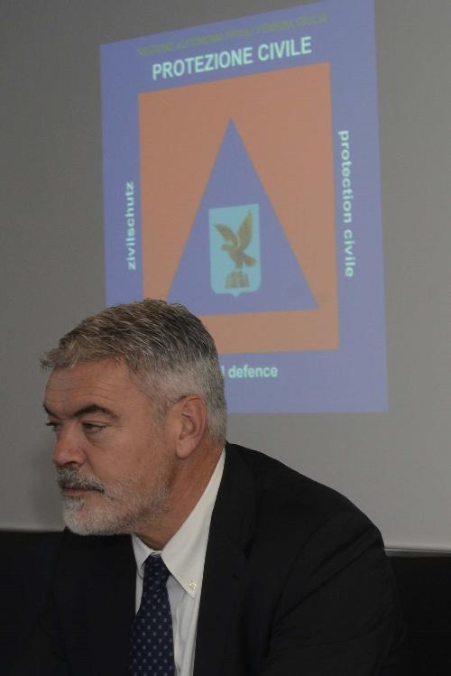 Paolo Panontin (Assessore regionale Autonomie locali e Coordinamento Riforme, Comparto unico, Sistemi informativi, Caccia e Risorse ittiche, delegato Protezione civile) durante il briefing presso la sede della Protezione civile in occasione della prima esercitazione a sorpresa - Palmanova 03/11/2017